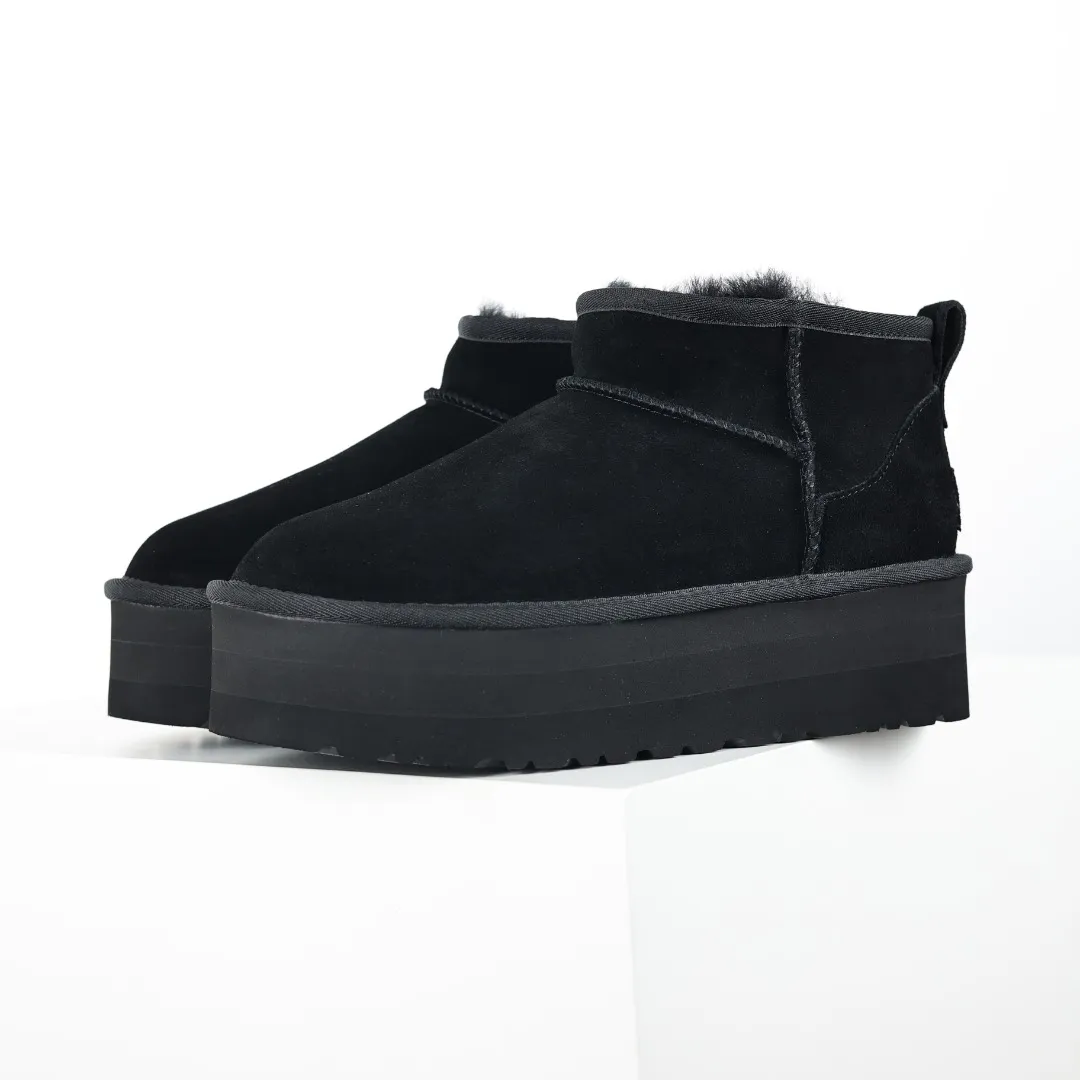 Pick up locally 💰560 Core recommended good price In the new year, uug launched a series of styles, which are partially geared towards the preferences of young consumers and have also moved to the forefront of fashion trends. Shoe body material: water-repellent coated suede upper, 17mm UGGPURE™ implantable wool insole, lightweight non-slip and comfortable rubber outsole, with brand LOGO and trademark, with full packaging Size: 35 36 37 38 39 40